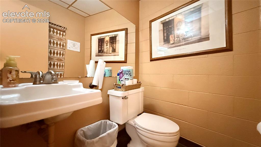 Image 5 of 8: Bathroom