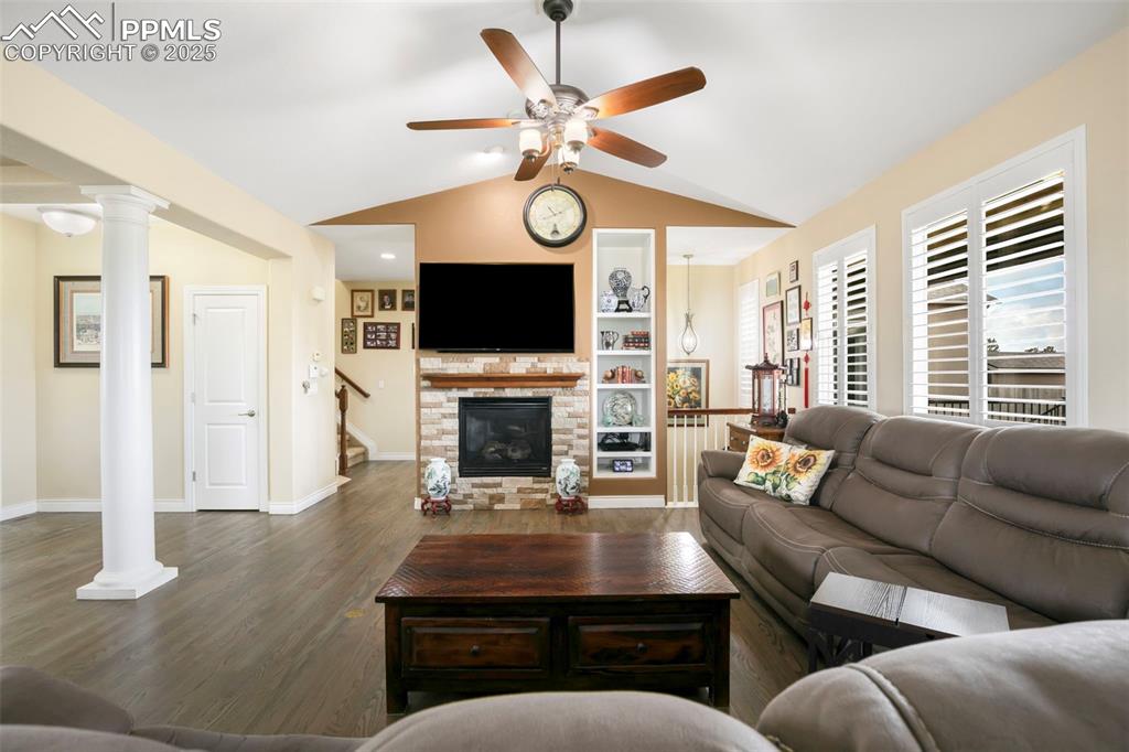 Image 10 of 50: Living Room