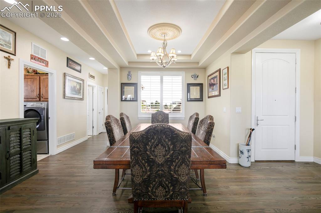 Image 14 of 50: Dining Area