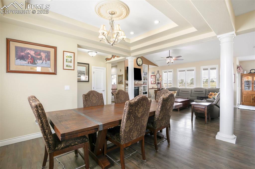 Image 15 of 50: Dining Area