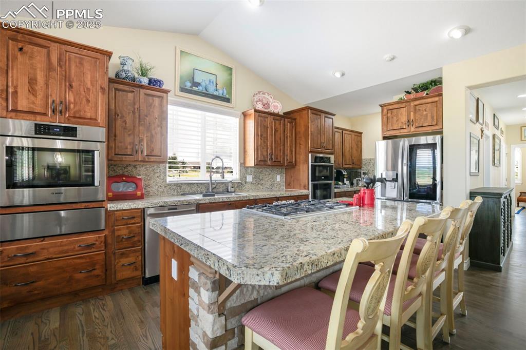 Image 18 of 50: Kitchen