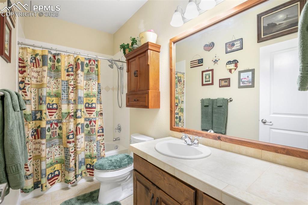 Image 36 of 50: Upper level/loft full bath