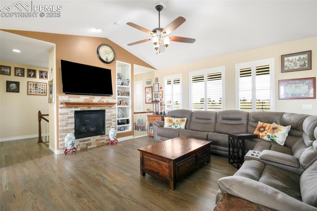 Image 9 of 50: Living Room