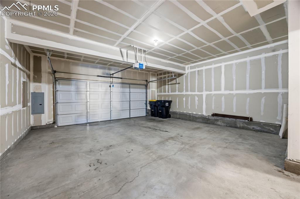 Image 33 of 38: Garage