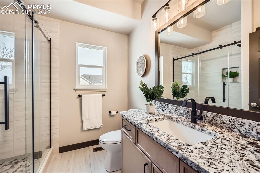 Image 16 of 25: Main Level Bathroom