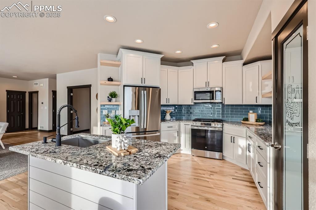 Image 7 of 25: Kitchen