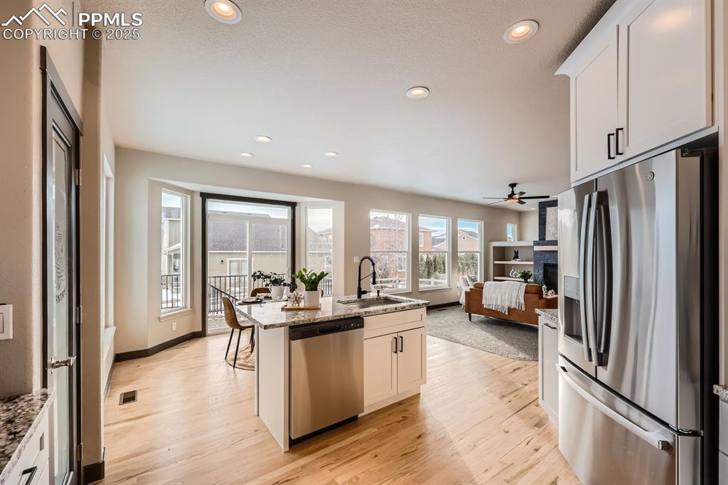 Image 8 of 25: Kitchen