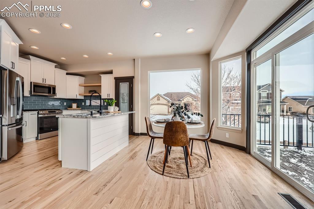 Image 9 of 25: Dining Area