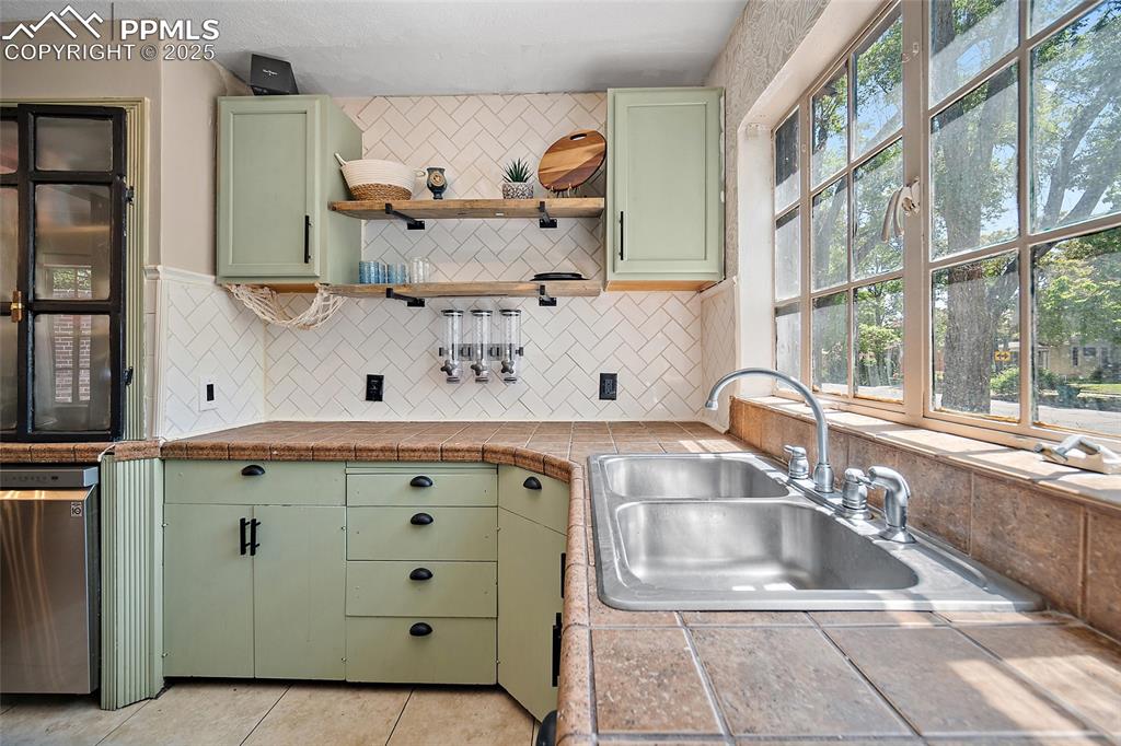 Image 10 of 22: Kitchen