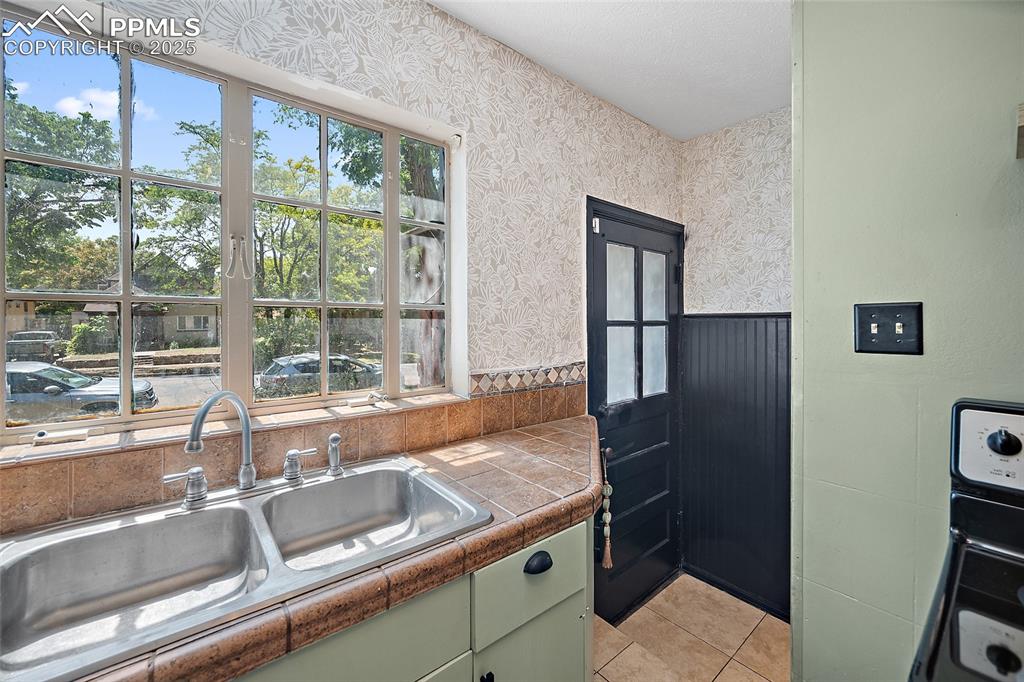 Image 11 of 22: Kitchen