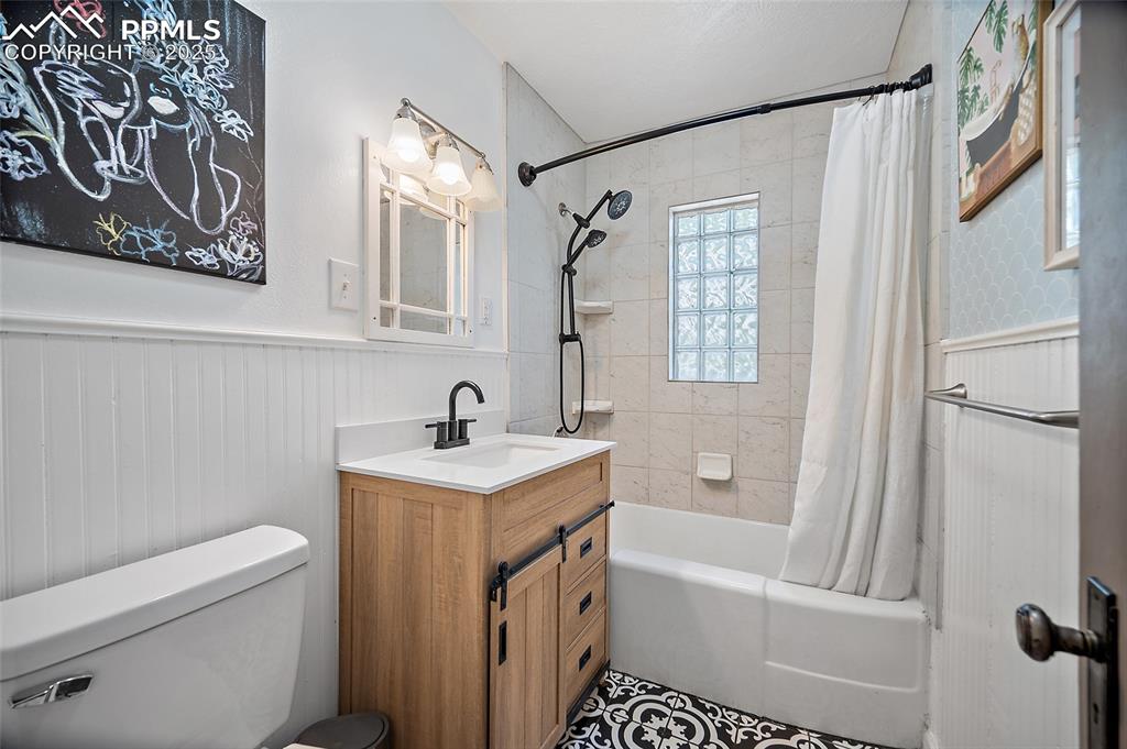 Image 13 of 22: Bathroom