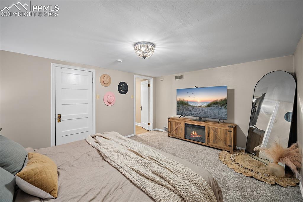 Image 16 of 22: Bedroom