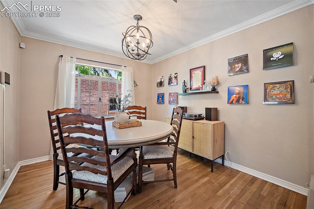 Image 7 of 22: Dining Area