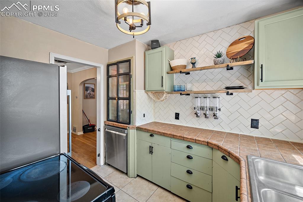 Image 9 of 22: Kitchen