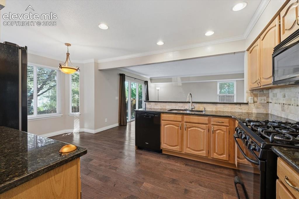 Image 11 of 50: Kitchen