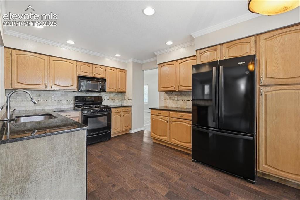 Image 12 of 50: Kitchen