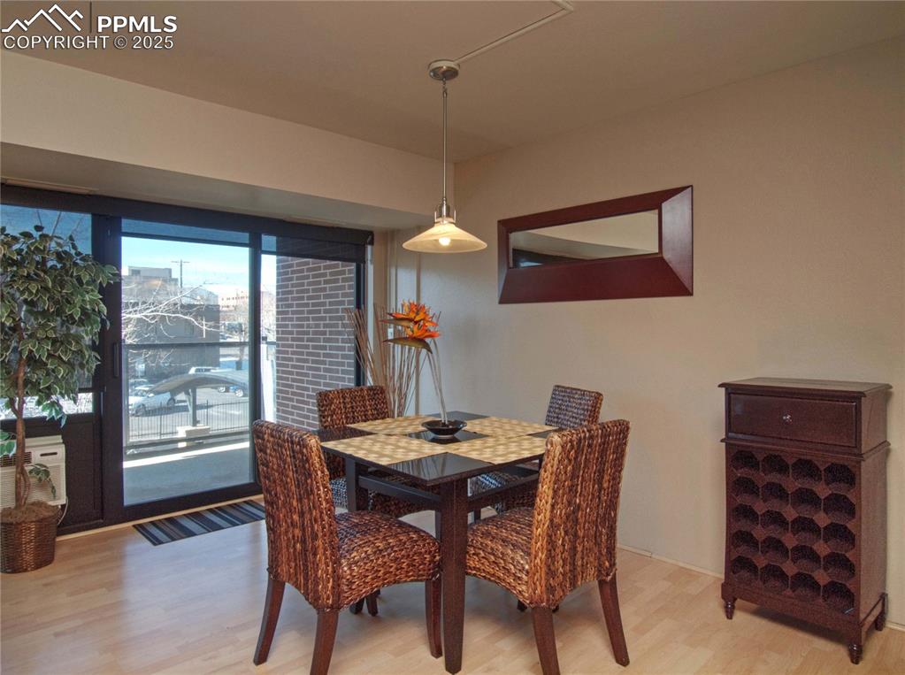 Image 5 of 15: Dining Area