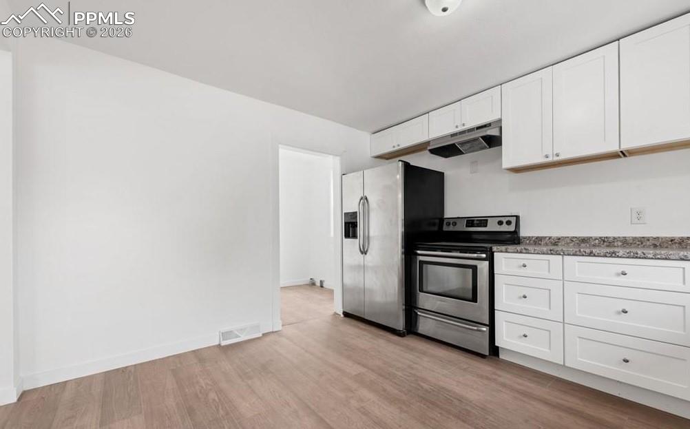 Image 10 of 33: Kitchen