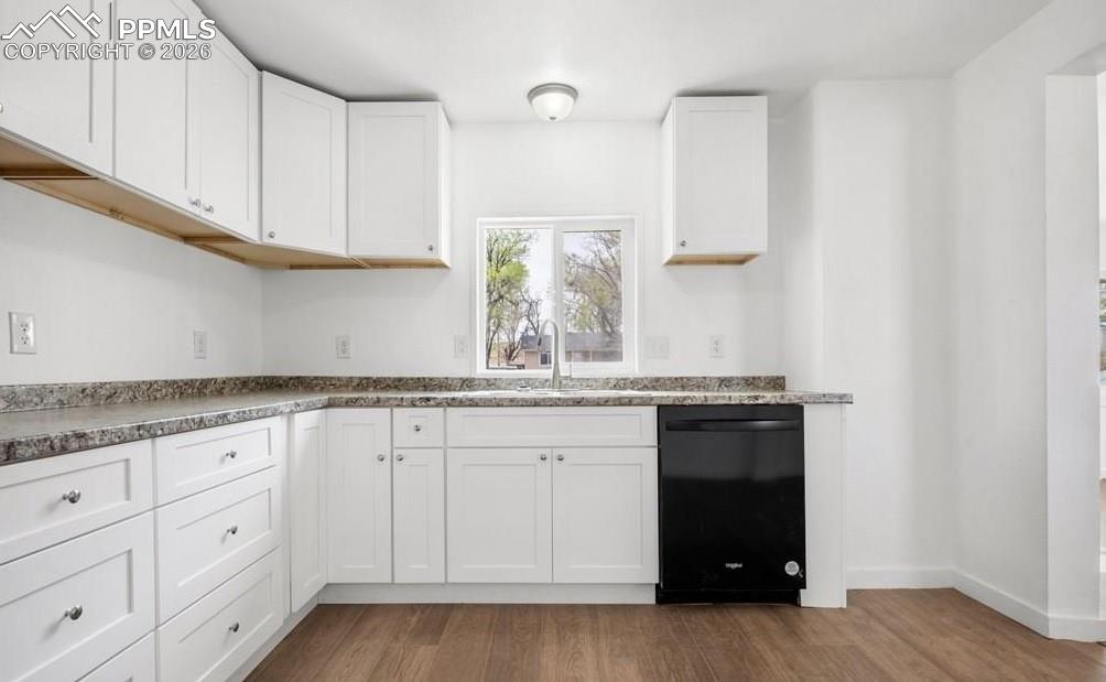 Image 11 of 33: Kitchen