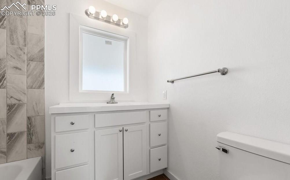 Image 16 of 33: Bathroom