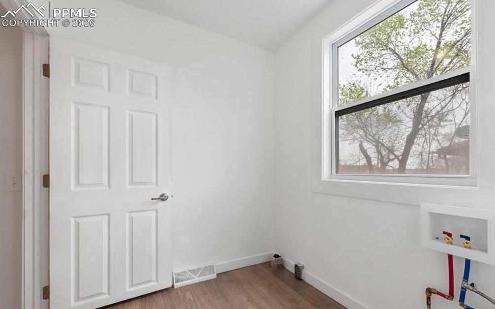 Image 18 of 33: Laundry