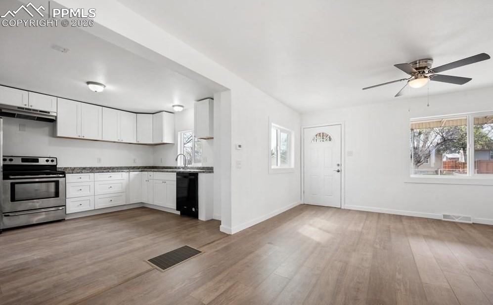 Image 7 of 33: Kitchen