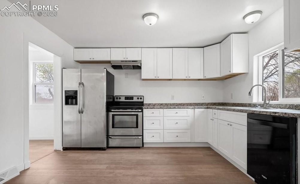 Image 8 of 33: Kitchen