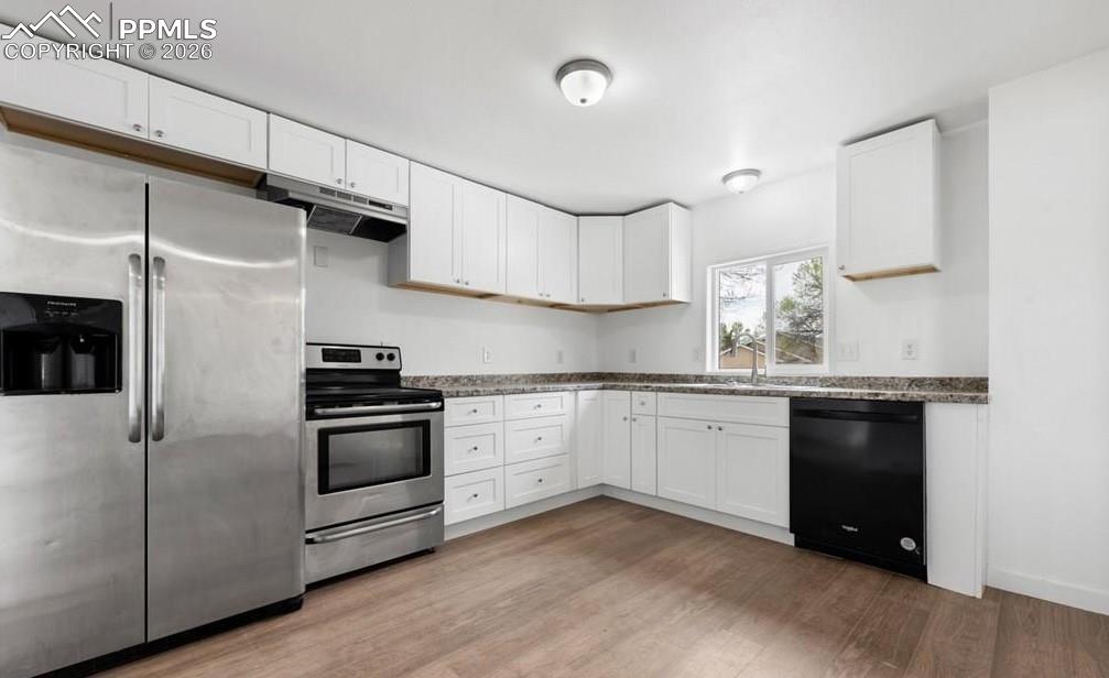 Image 9 of 33: Kitchen