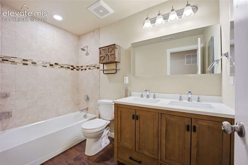 Image 18 of 33: Bathroom