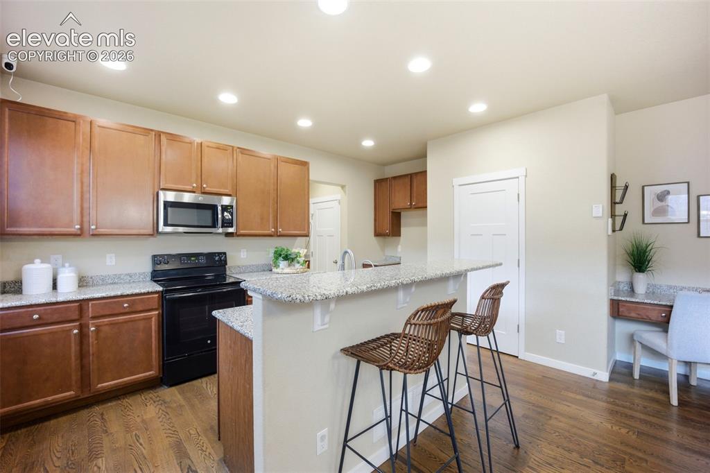 Image 6 of 33: Kitchen