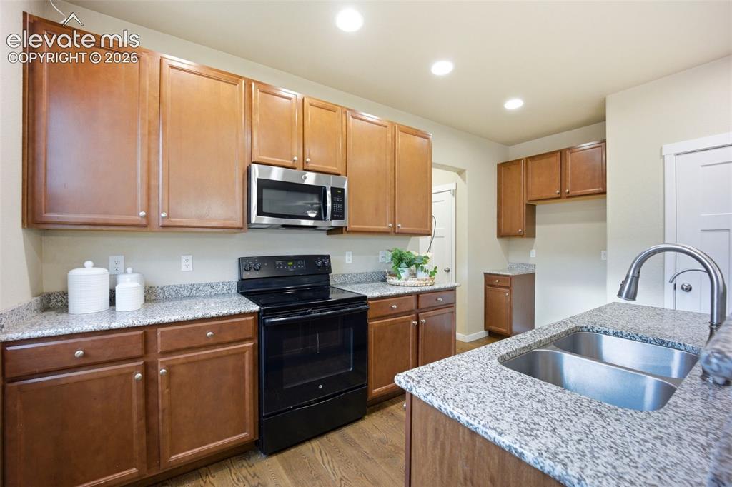 Image 7 of 33: Kitchen