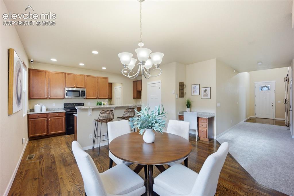 Image 8 of 33: Dining Area
