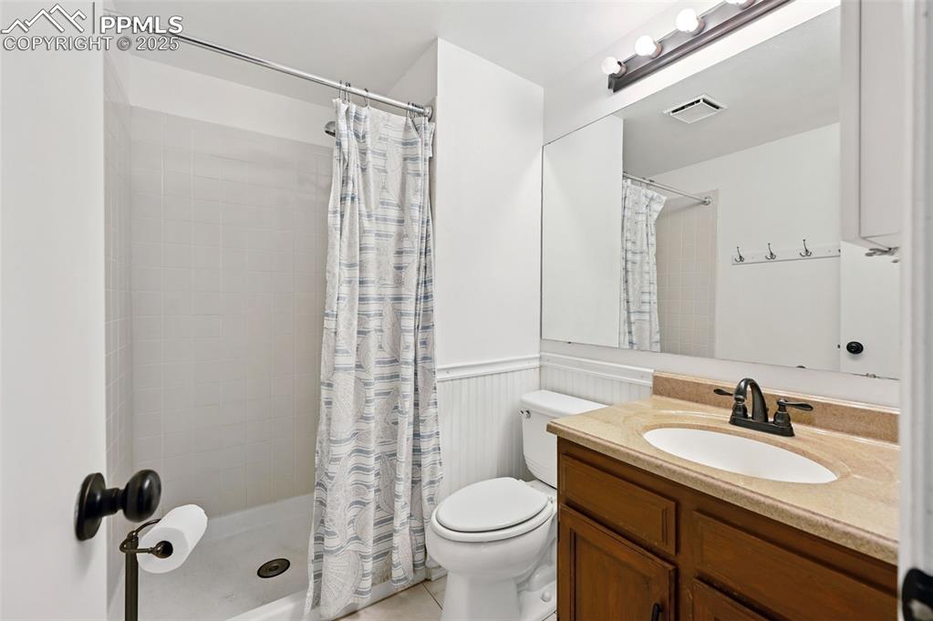 Image 30 of 42: Bathroom