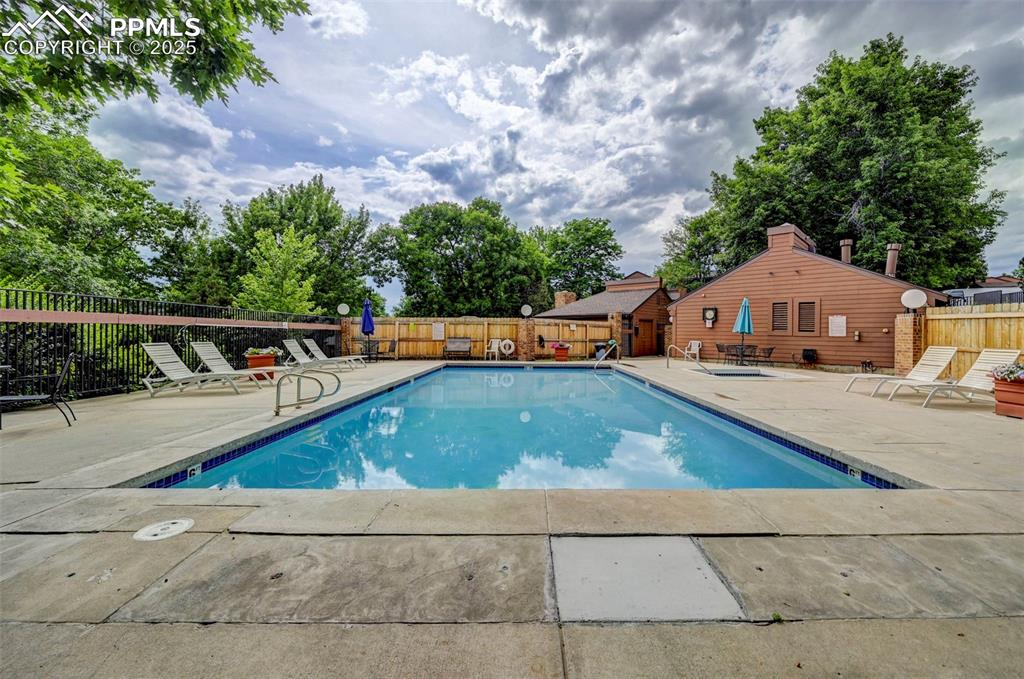 Image 34 of 42: Pool