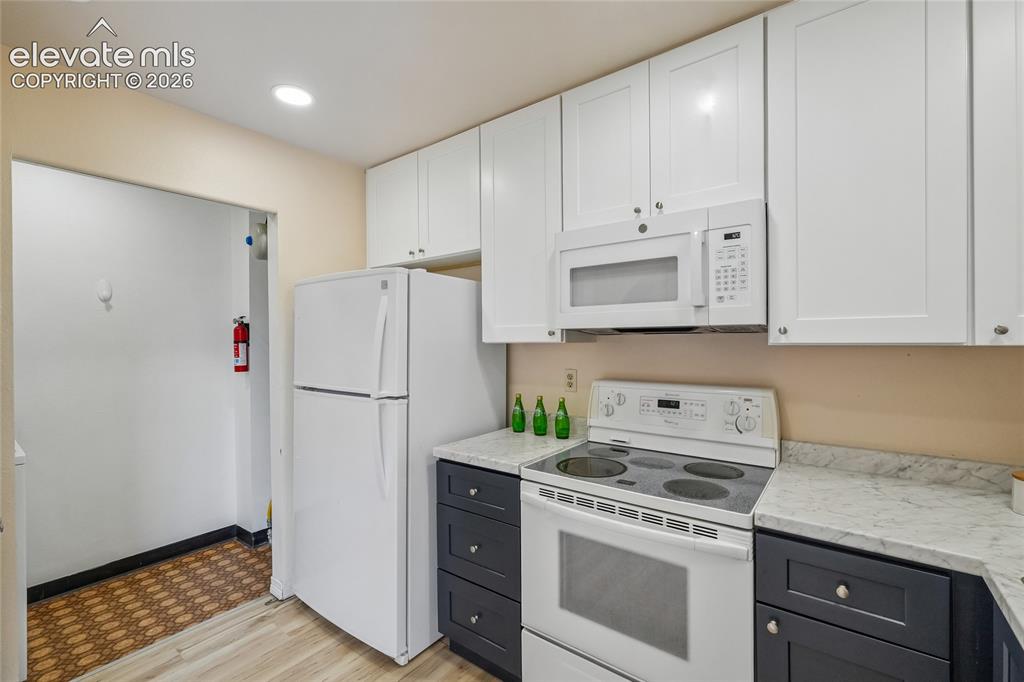 Image 10 of 26: Kitchen