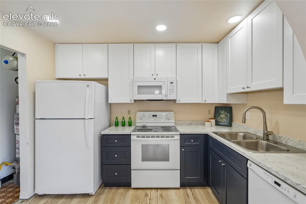 Image 11 of 26: Kitchen