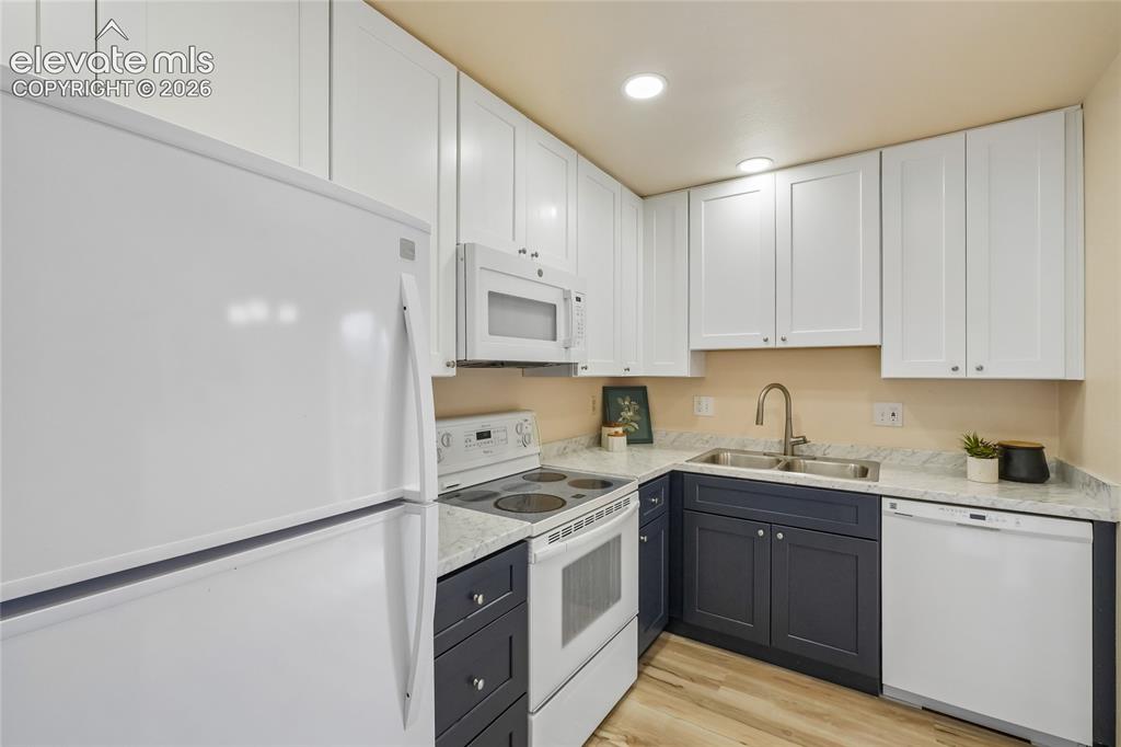 Image 12 of 26: Kitchen