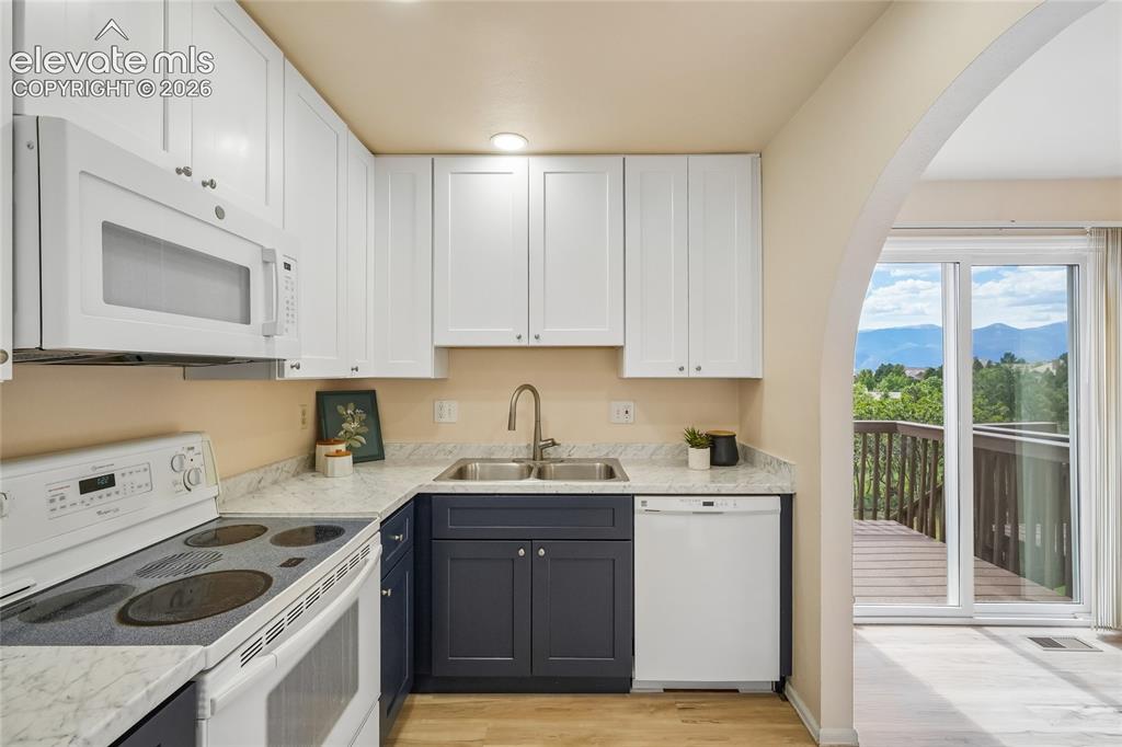 Image 13 of 26: Kitchen