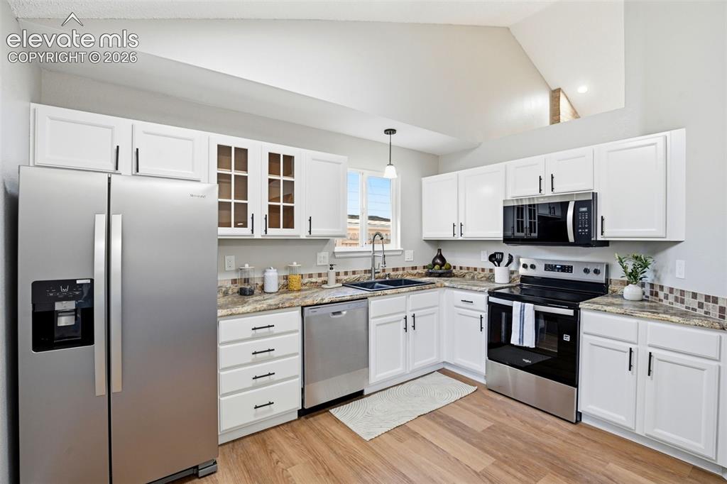 Image 14 of 50: Kitchen