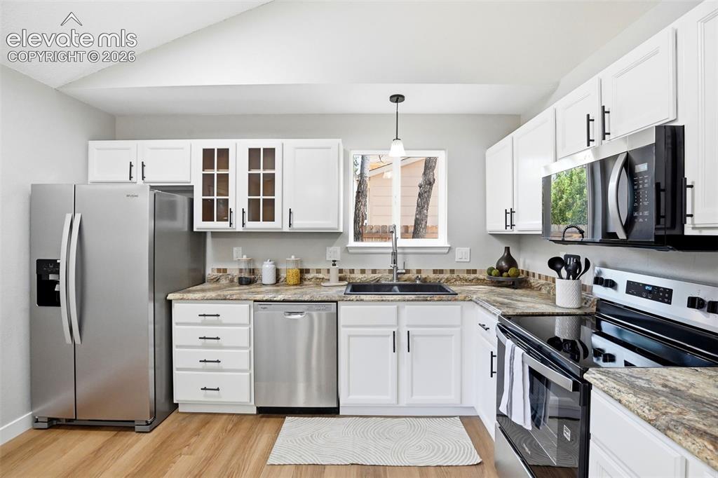 Image 15 of 50: Kitchen