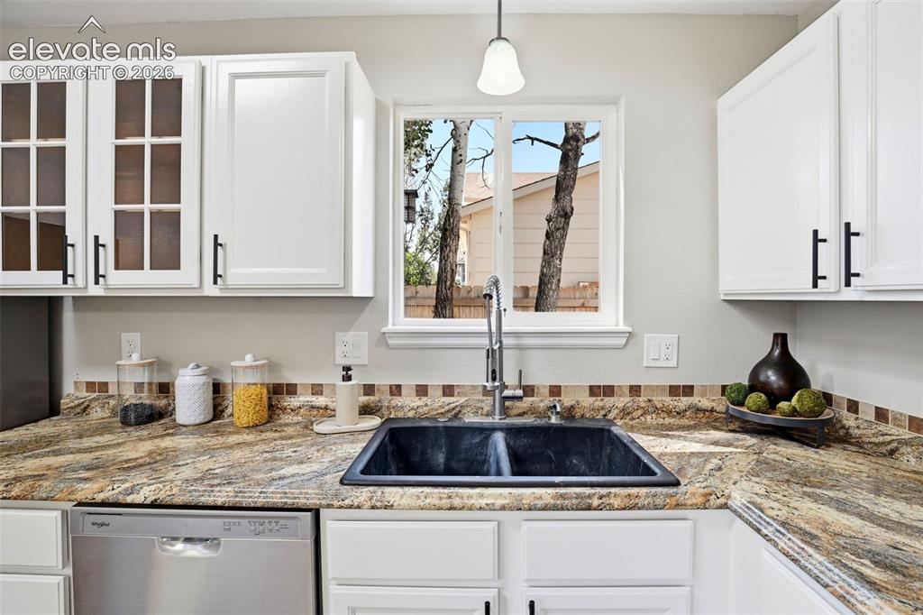 Image 16 of 50: Kitchen