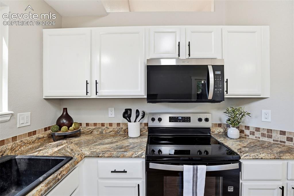 Image 18 of 50: Kitchen