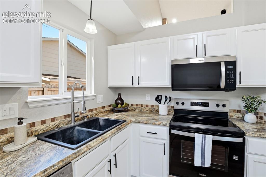 Image 19 of 50: Kitchen