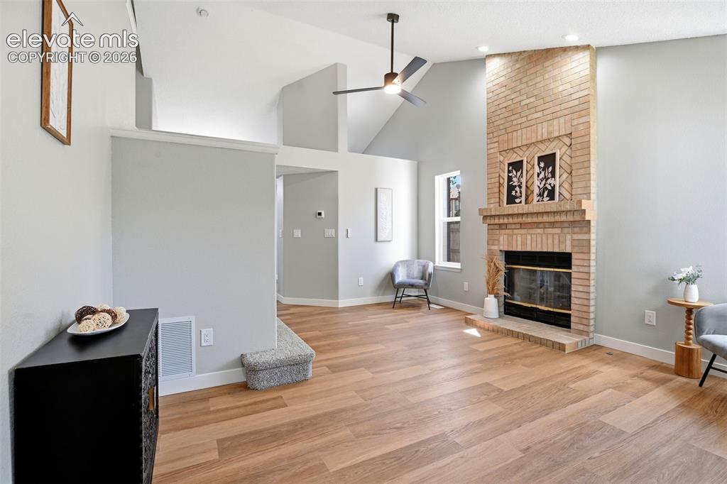 Image 8 of 50: Living Room