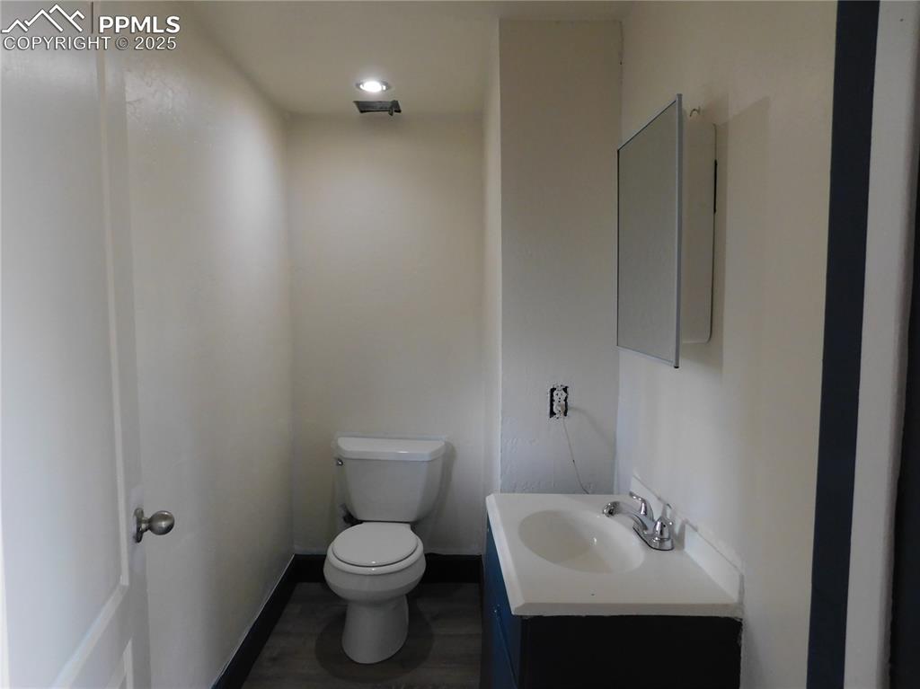 Image 26 of 26: Bathroom
