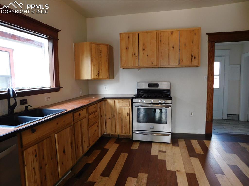 Image 6 of 26: Kitchen