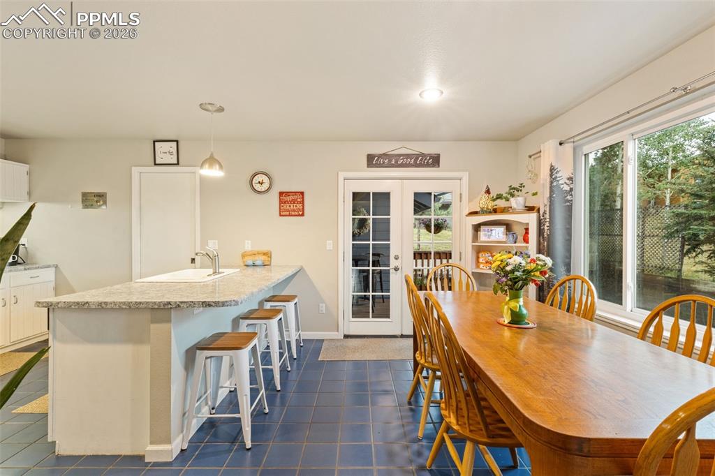 Image 4 of 34: Dining Area