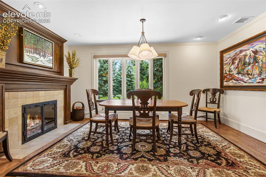 Image 10 of 50: Informal dining room
