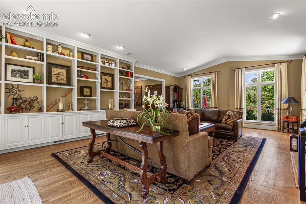 Image 4 of 50: Great space for entertaining.