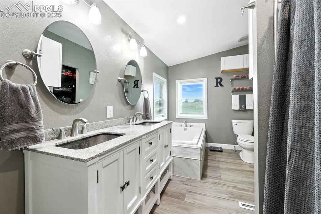 Image 19 of 44: Bathroom